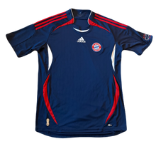 Load image into Gallery viewer, Bayern Munich 2021/22 Teamgeist (Excellent) M
